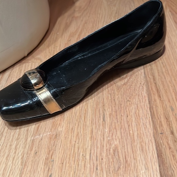 Black Fendi shoes(worn but in good condition)with fendi logo on top - Picture 2 of 3